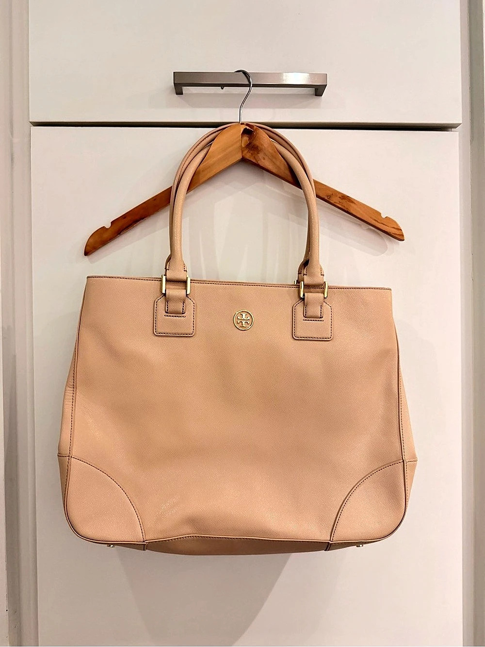 Tory Burch Robinson East West Tote In Sand